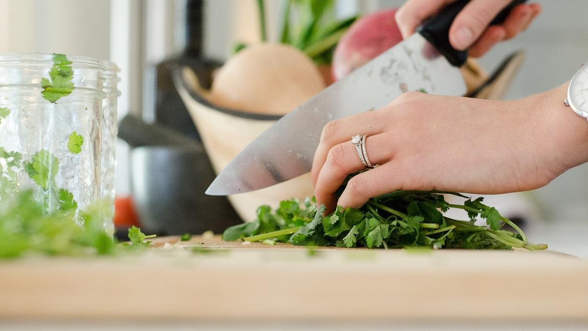 Seguir una alimentación saludable es el primer paso para recuperar y mantener saludable el sistema digestivo.