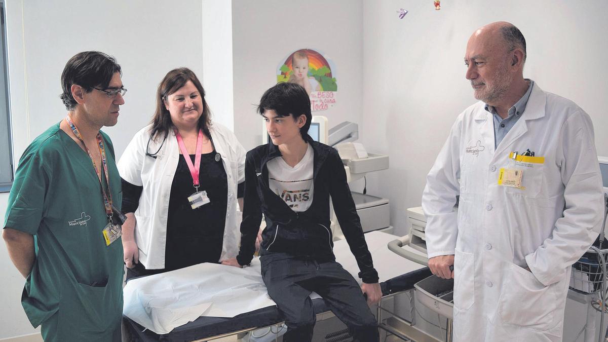 Los doctores José Hurtado, María Isabel Martínez y Francisco Castro atienden a José en una consulta de la Arrixaca.