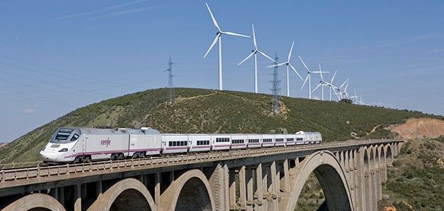 Pruebas sobre uno de los viaductos con el parque eólico de El Merengue de Plasencia al fondo.