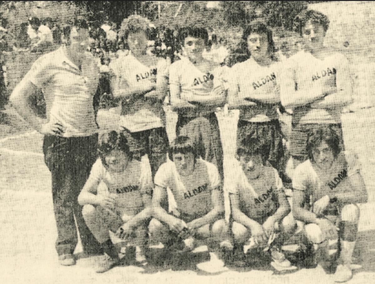 Un equipo de cadetes do Voleibol Aldán no ano 1975.