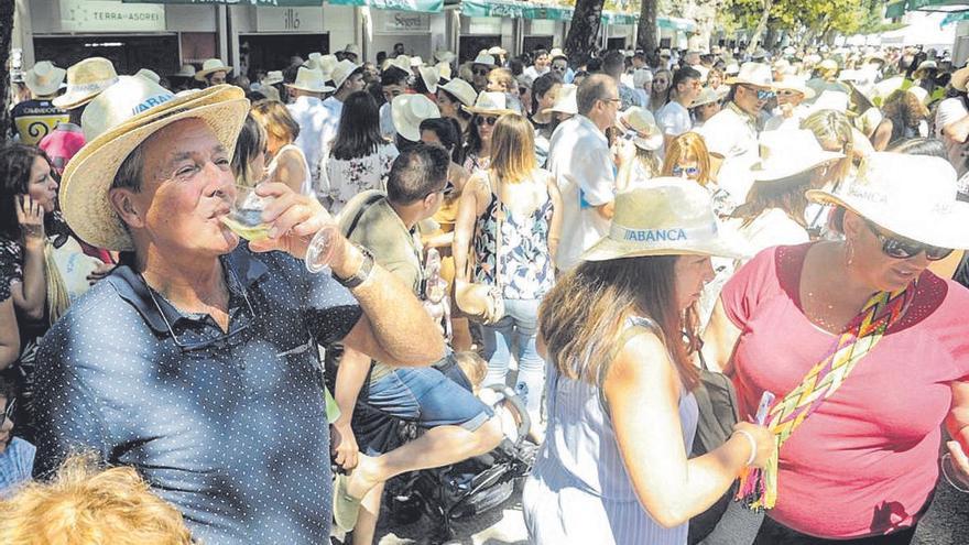 Una multitud disfruta del Albariño.