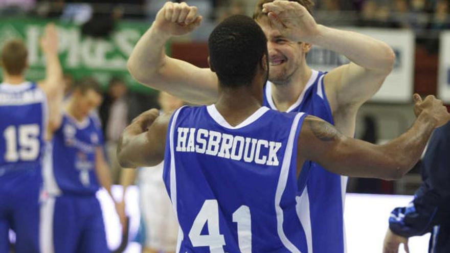 Hasbrouck y Rancik se felicitan tras obtener el triunfo en la pista donostiarra.