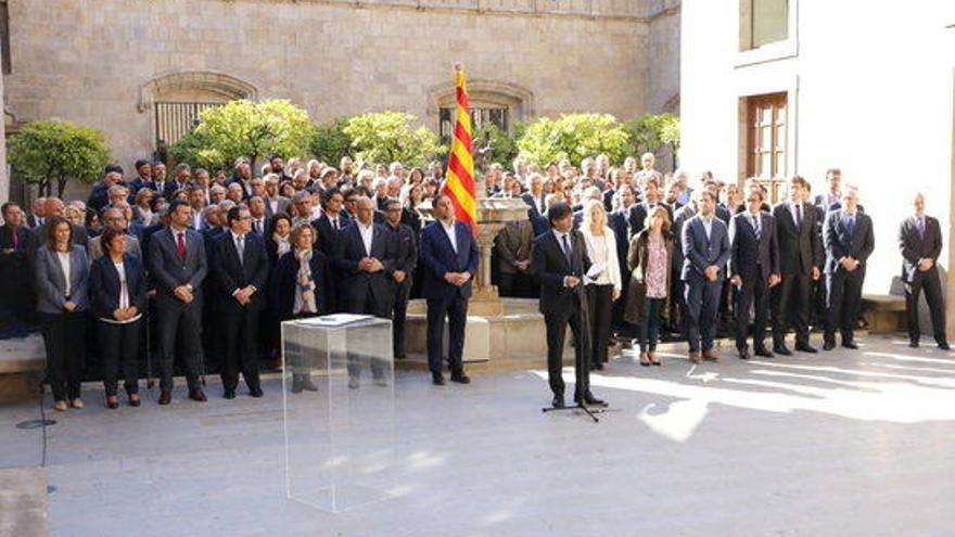 El Govern en ple, escoltant el president