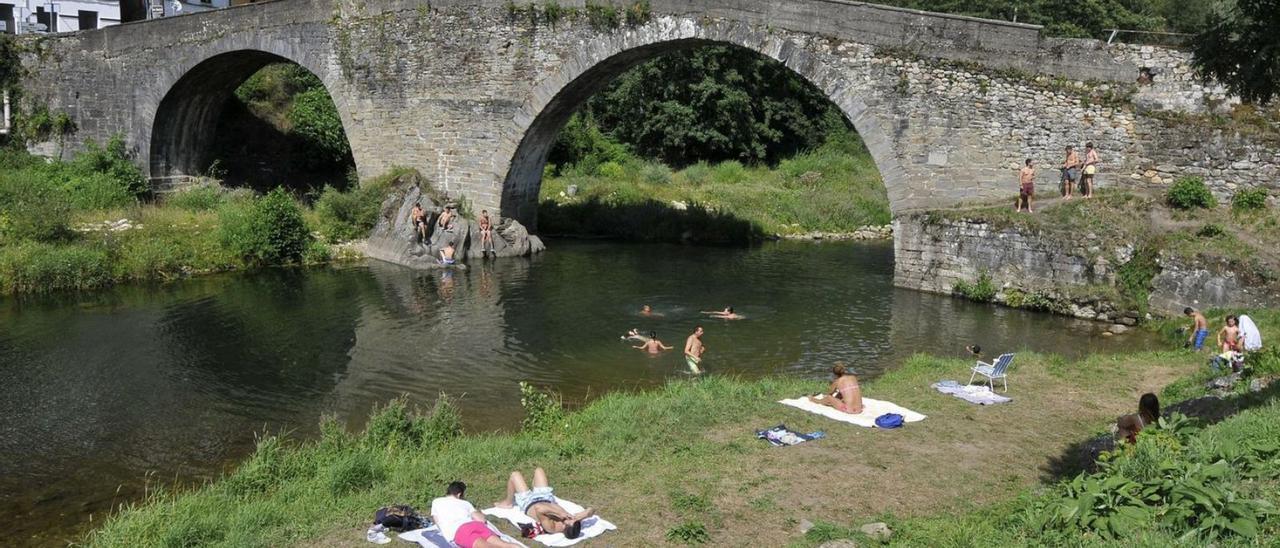 Bañistas en Puente de Arco, en una imagen de archivo.