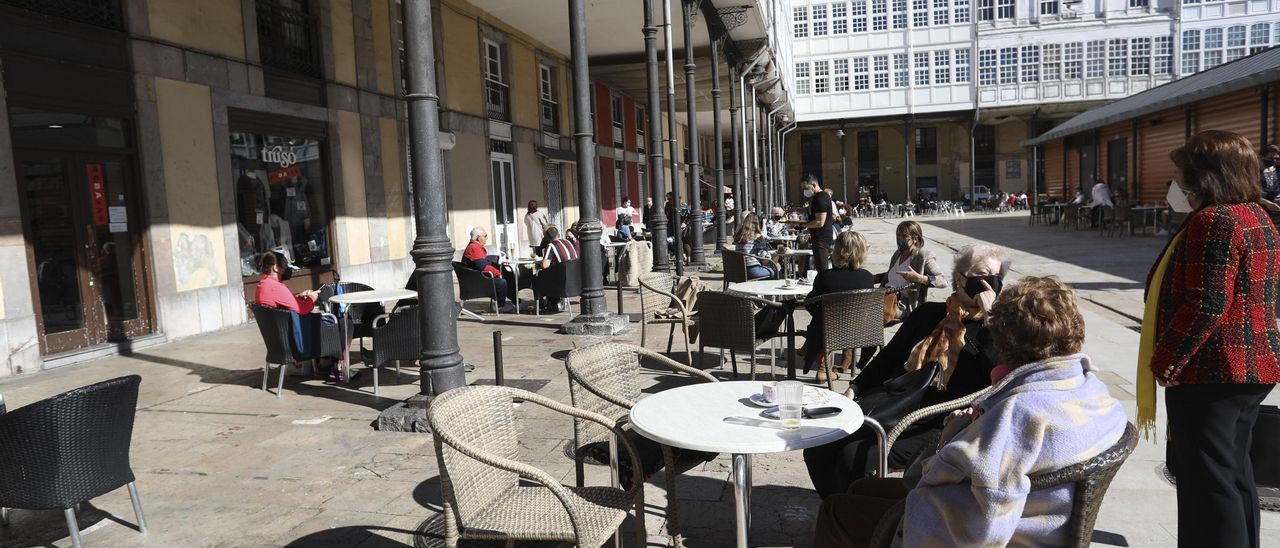 Ambiente en terrazas de hostelería de la plaza Hermanos Orbón.