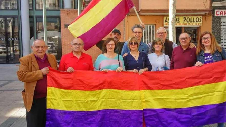 Esquerrra Unida despliega la bandera republicana frente al Ayuntamiento