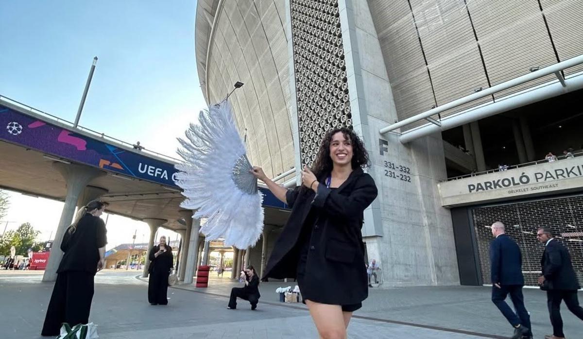 Sara en las inmediaciones del estadio.
