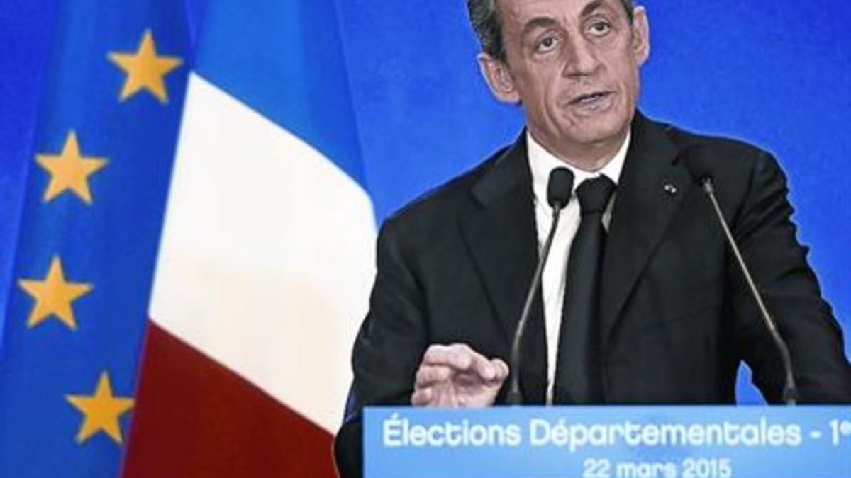 Sarkozy, tras el triunfo de su partido en la primera vuelta de las elecciones departamentales, este domingo en París.