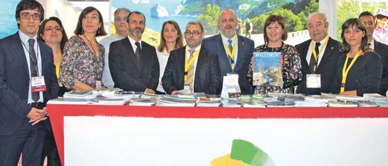 Las autoridades de Balears en el stand de la isla. Armengol sostiene la revista de Diario de Mallorca.