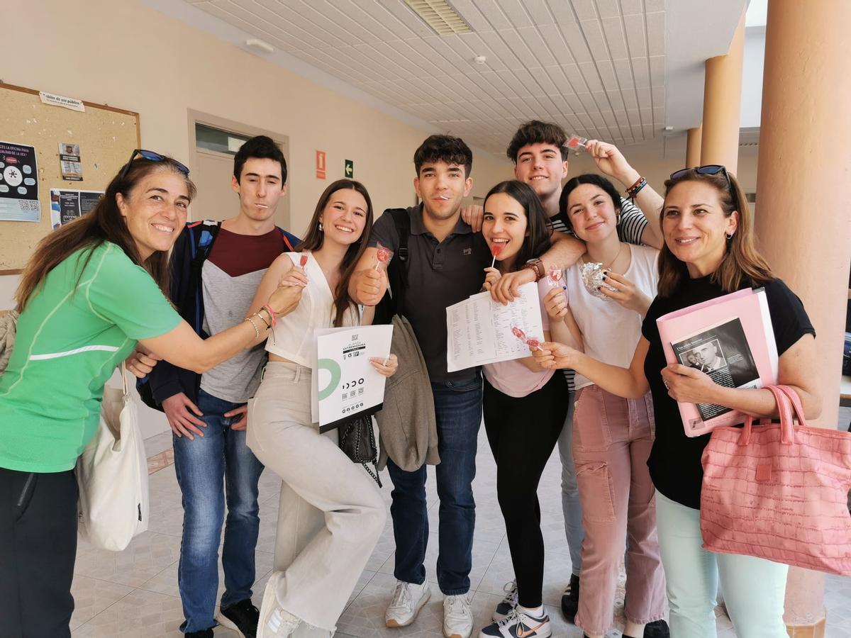 Carolina Vinagre y otra profesora del Hernández Pacheco reparten piruletas a sus alumnos.