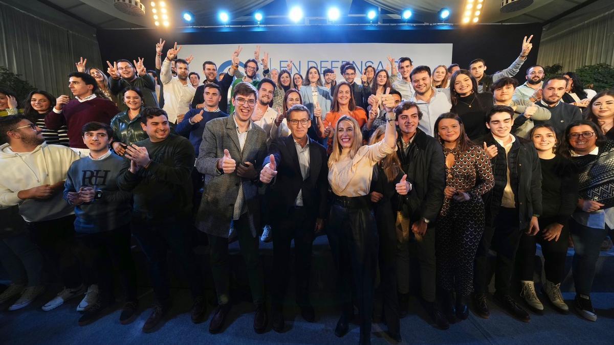 El líder del PP, Alberto Núñez Feijóo, participa en un acto del PP junto a la presidenta del PP de Extremadura, María Guardiola.