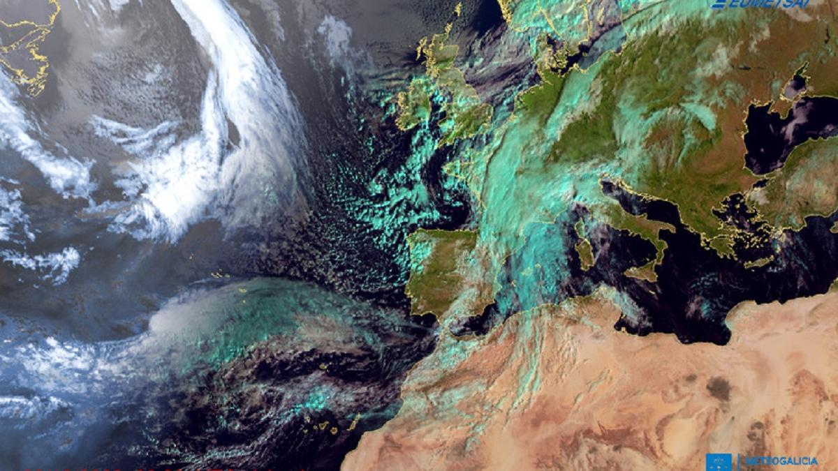 En la imagen de satélite se aprecia en el Atlántico la próxima borrasca que afectará a Galicia