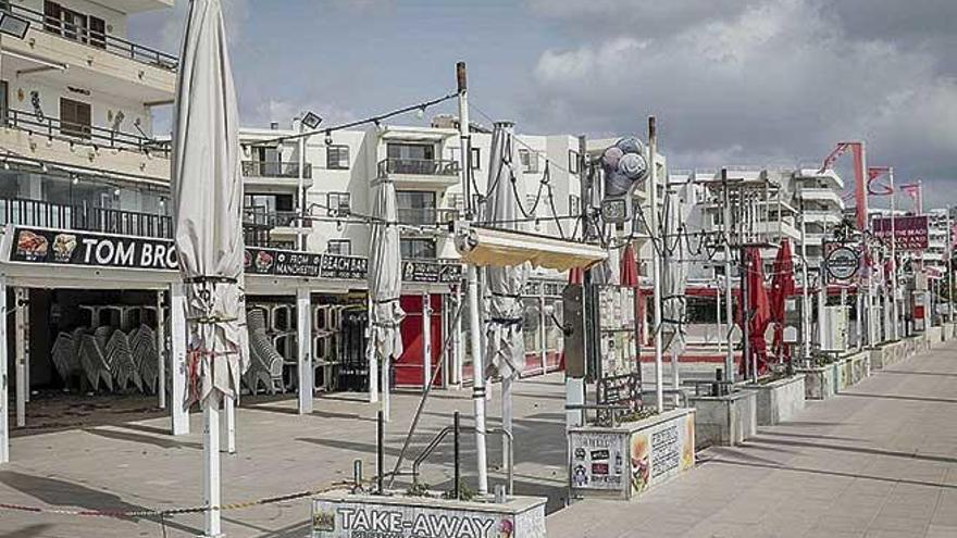 Terrazas de negocios de restauraciÃ³n a la espera de turistas en la Platja de Palma.