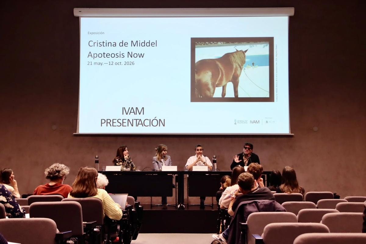 La fotógrafa Cristina de Middel inaugura su exposición 'Apoteosis Now' en el IVAM