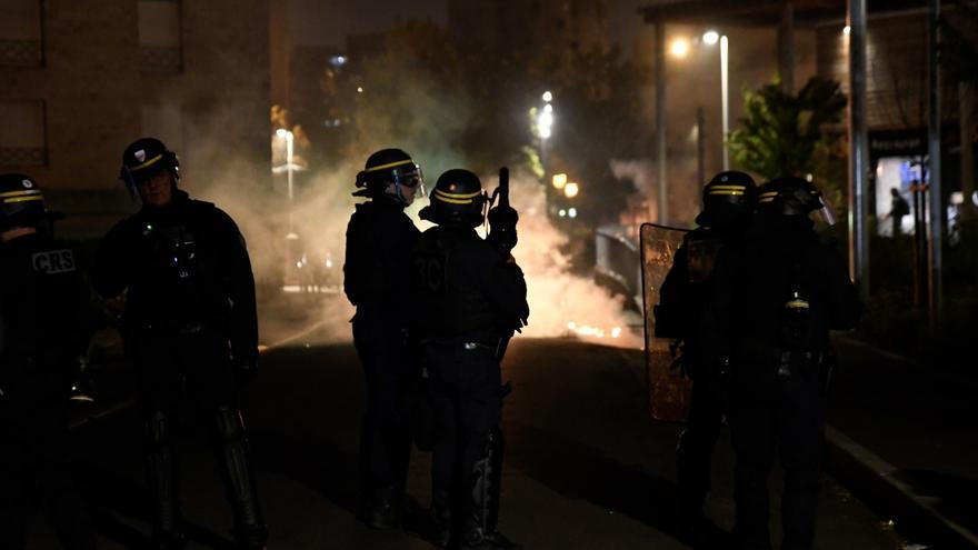 Al menos 667 detenidos en la tercera noche de protestas en Francia