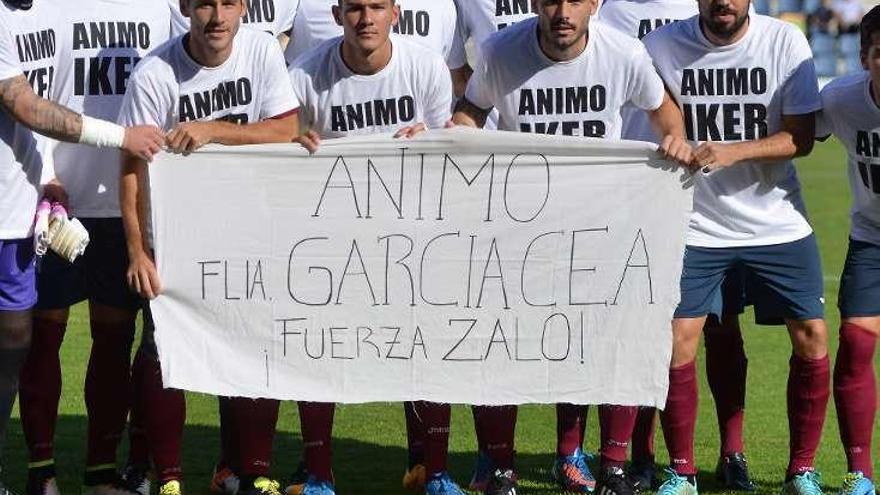 Los jugadores muestran una pancarte de apoyo a Gonzalo. // G. S.