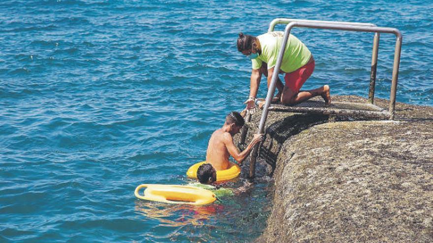 El municipio mejora la seguridad en las playas con cien salvavidas automáticos