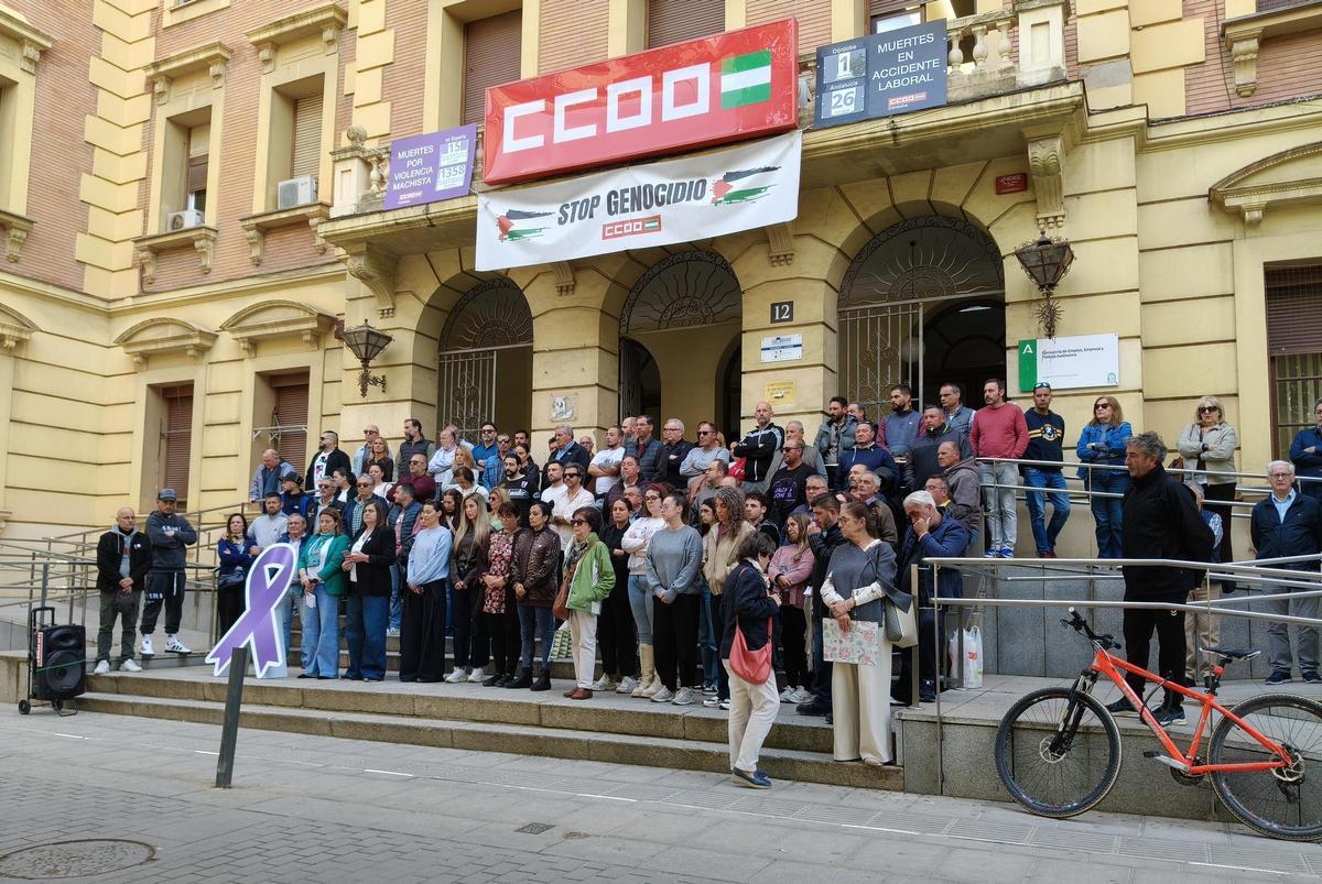 Concentración en rechazo al crimen machista a las puertas de CCOO en Córdoba.