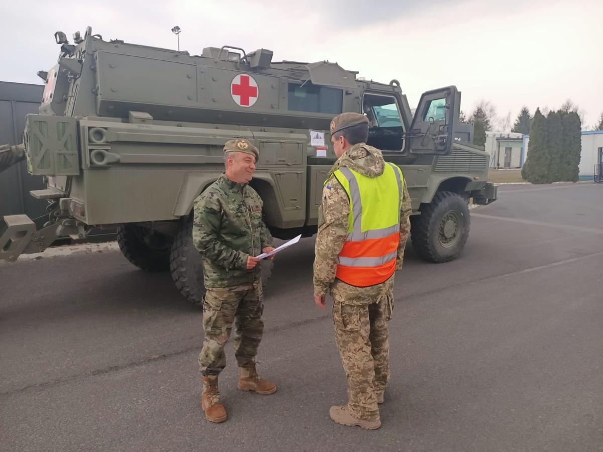 29 de marzo de 2022. Un militar español entrega a uno ucraniano una ambulancia del Ejército en Polonia.