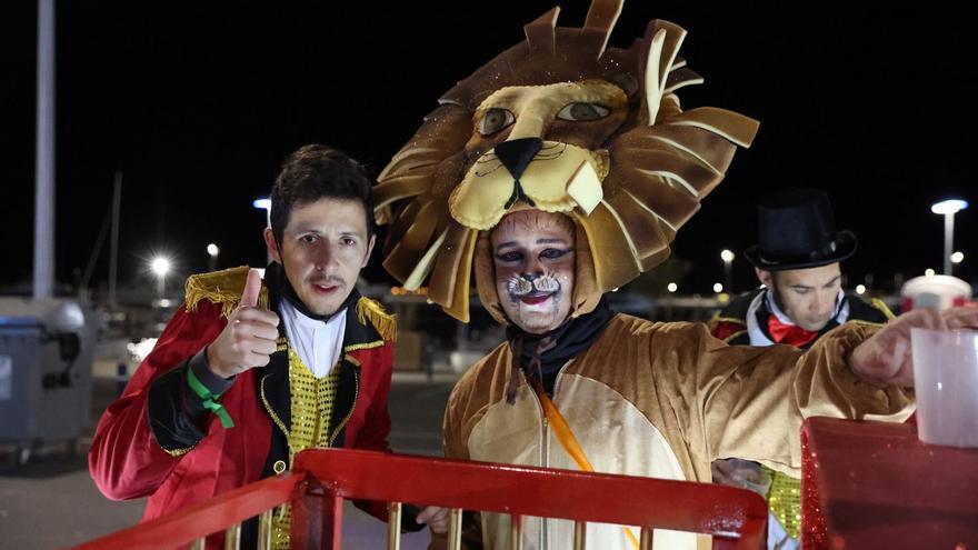 Roses torna a assaborir el ritme del Carnaval als seus carrers