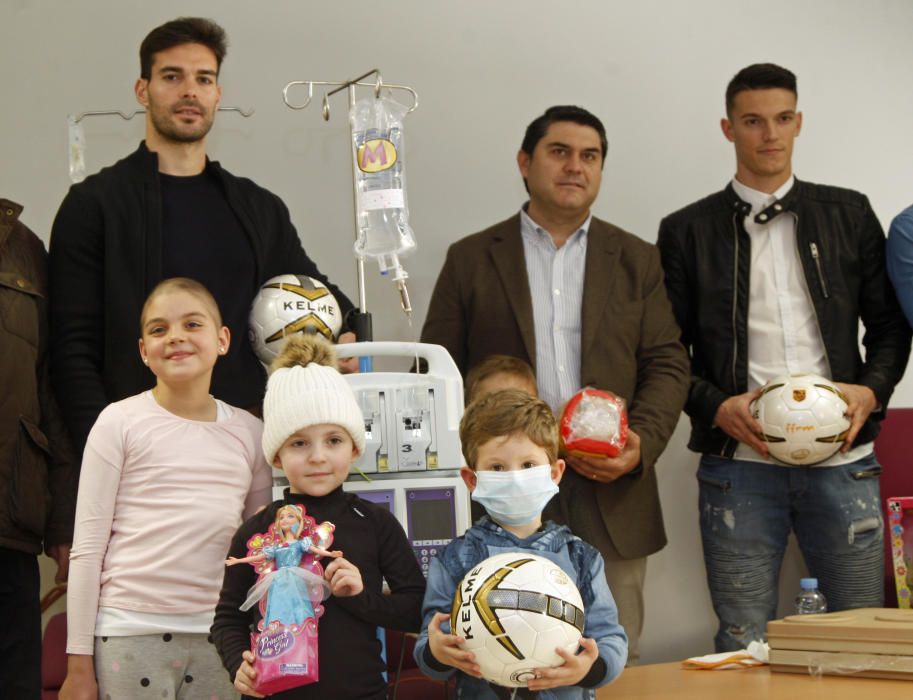 Varios jugadores de la Federación Murciana de Fútbol han visitado a los niños ingresados en La Arrixaca.
