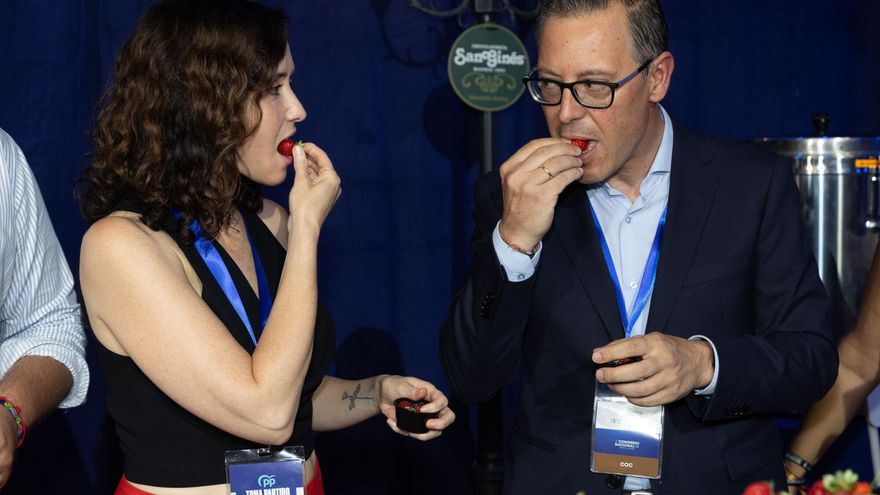 De las camisetas de &quot;Son las cinco y no he comido&quot; a los 20 kilos de fresas &quot;porque nos gusta la fruta&quot; en el congreso del PP