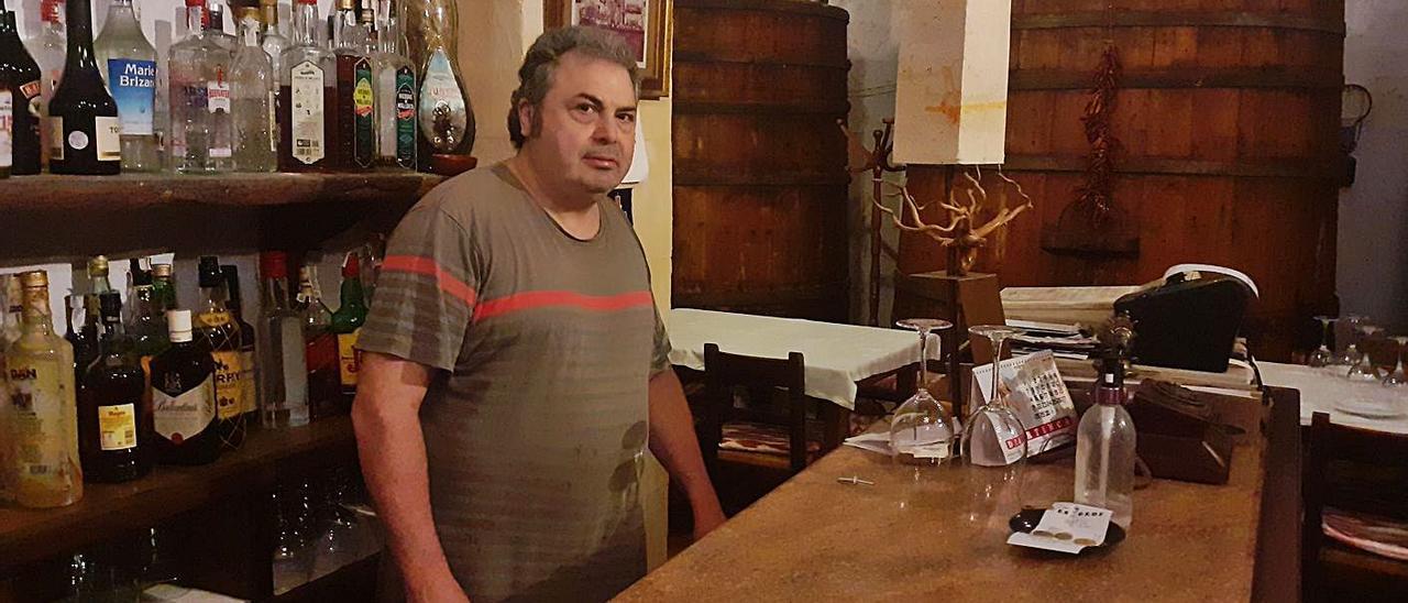 Jaume Mas Niell, tras la barra de Es Grop, días después del cierre definitivo del ‘celler’.