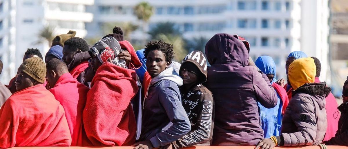 Un grupo de migrantes que llegó este martes al muelle de Arguineguín.