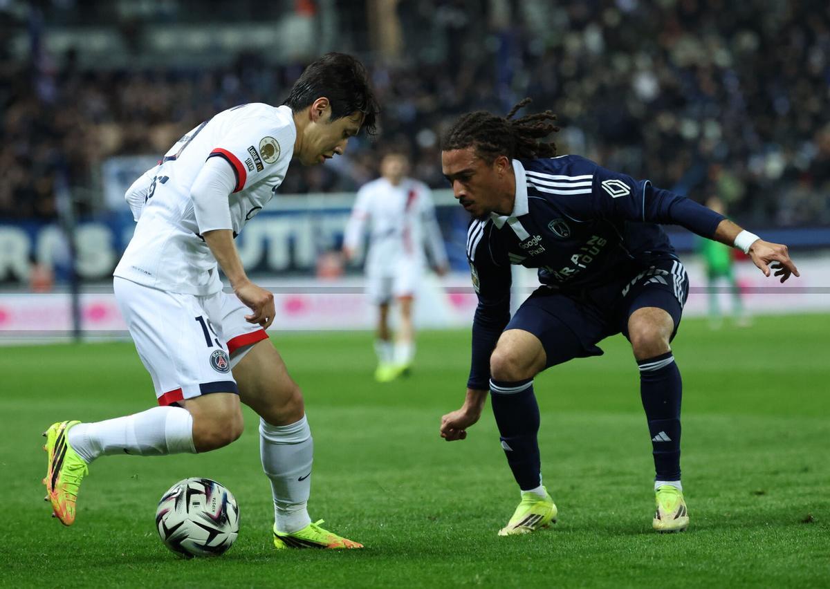 PARIS (France), 17/05/2026.- PSG's Kang-in Lee (L) and Paris' Luca Koleosho (R) in action during the French Ligue 1 soccer match between Paris FC vs Paris Saint-Germain in Paris, France, 17 May 2026. (Francia) EFE/EPA/MOHAMMED BADRA