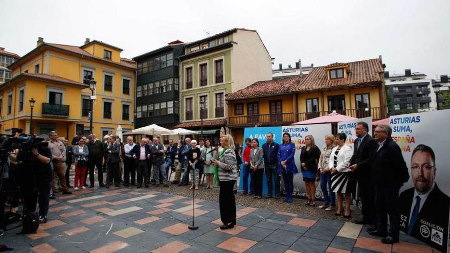 Mercedes Fernández, ayer, durante su intervención en el acto de inicio de campaña de la coalición PP-Foro en la plaza del Carbayo (Avilés).