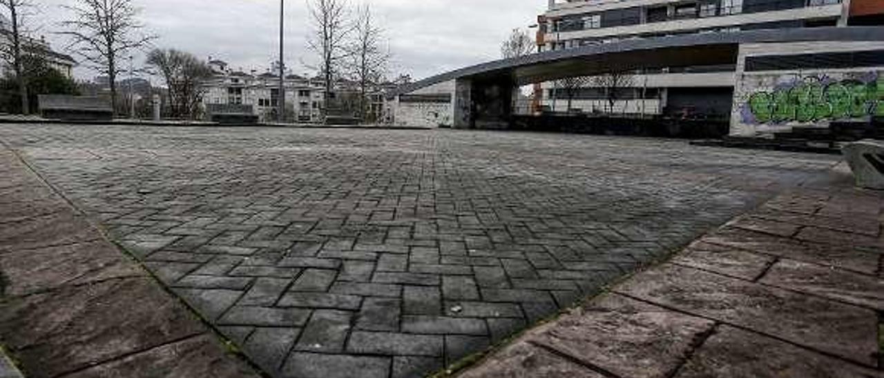 La plaza de los Capitanes de la Marina Mercante, en Luanco.