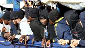 Alrededor de 260 inmigrantes a bordo del barco Humanity 1 esperan su desembarco en el puerto de Bari, Italia