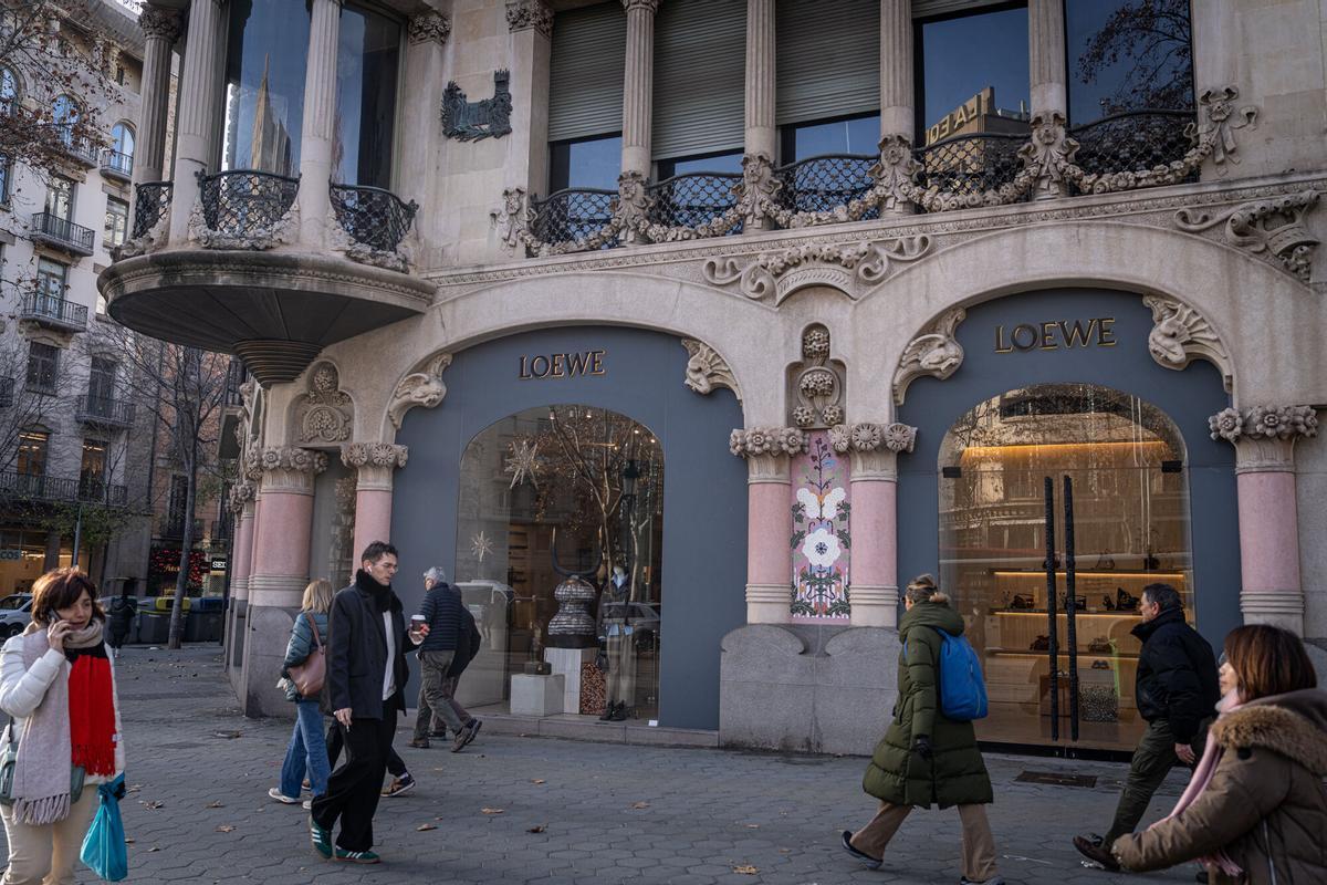 Tienda de lujo de Loewe en los bajos de la Casa Lleó i Morera modernista, en el paseo de Gràcia