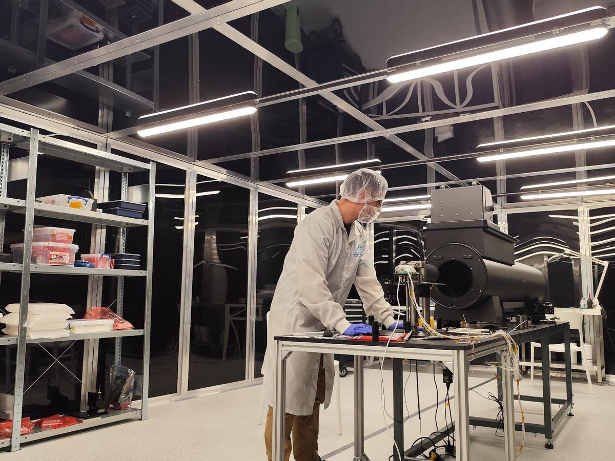Una de las salas blancas de Aistech Space, en sus oficinas en Sant Cugat del Vallès