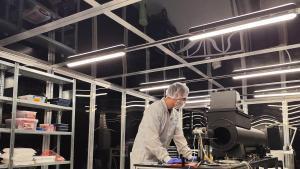 Una de las salas blancas de Aistech Space, en sus oficinas en Sant Cugat del Vallès