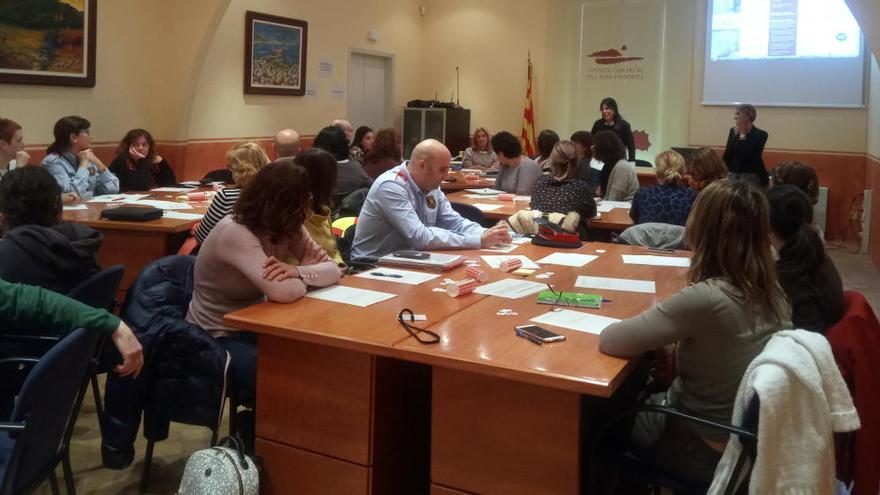 Els assistents a la taula de prevenció de maltractaments a la gent gran a la Bisbal d&#039;Empordà