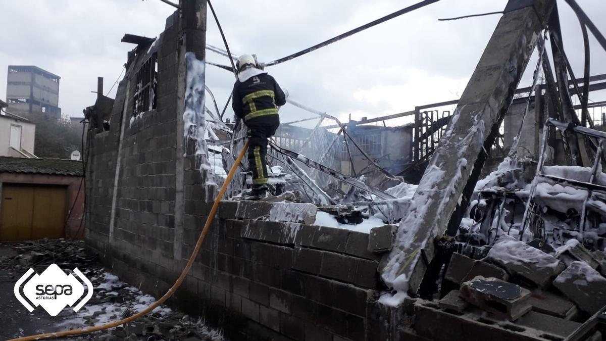 Trabajos de extinción del incendio.