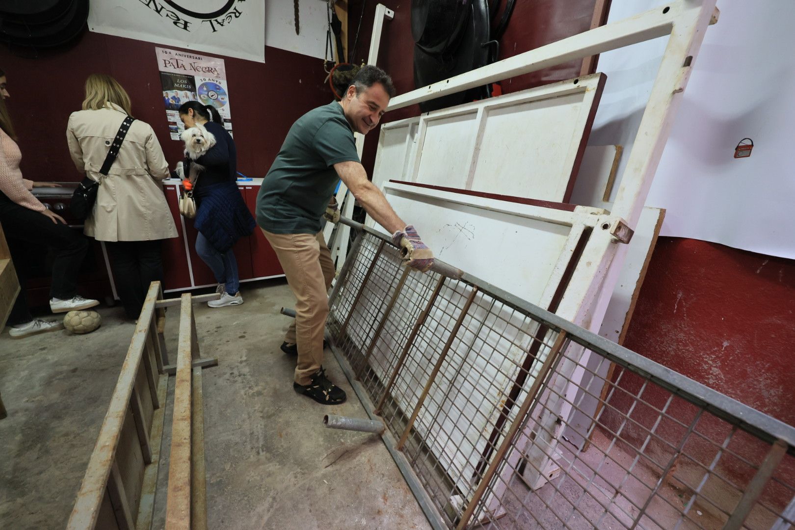 FOTOGALERÍA I Vecinos y peñas ultimas los preparativos de sus casals para las fiestas de Vila-real