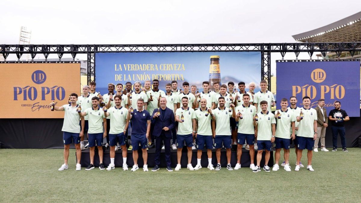 Plantilla, cuerpo técnico y presidente de la UD, en el escenario del Gran Canaria, durante la presentación de Pío Pío.