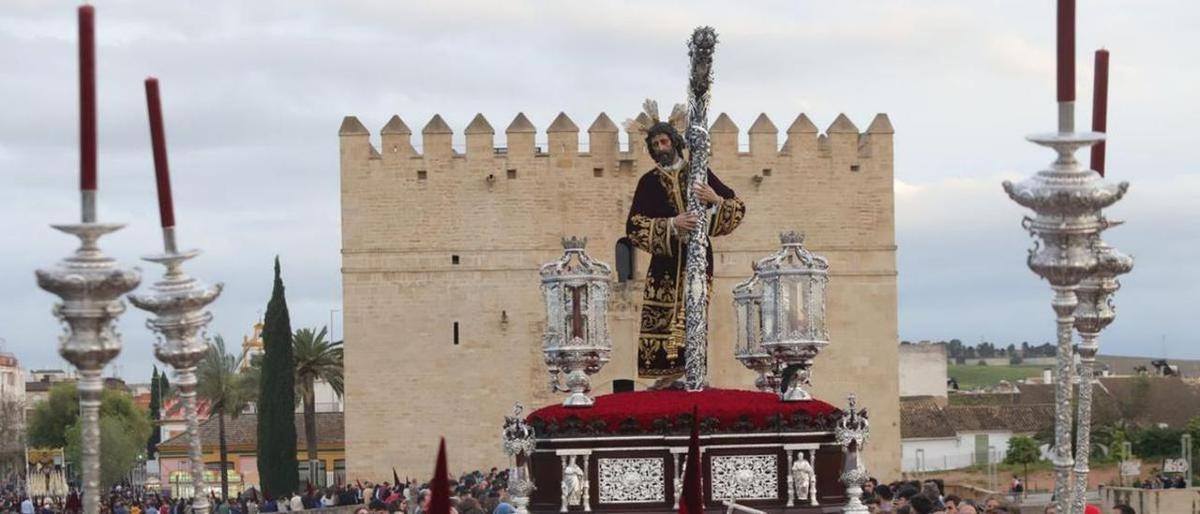 La hermandad de la Vera Cruz por el Puente Romano en su estación de penitencia del Lunes Santo.