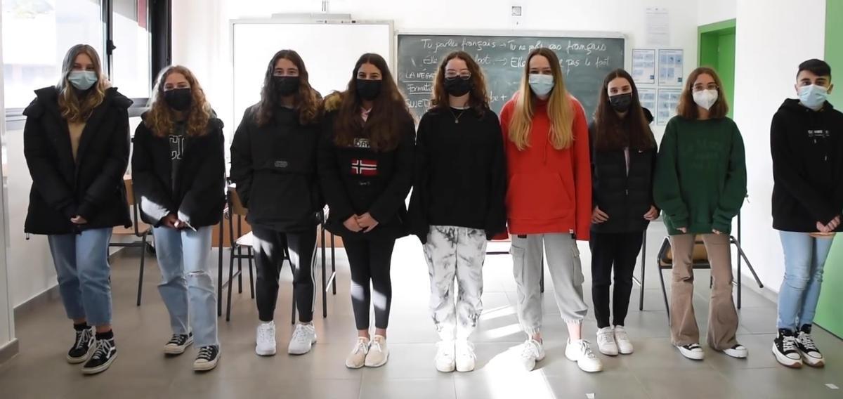 Participantes en el vídeo realizado por el Concello de Carral y el IES para concienciar contra la violencia de género