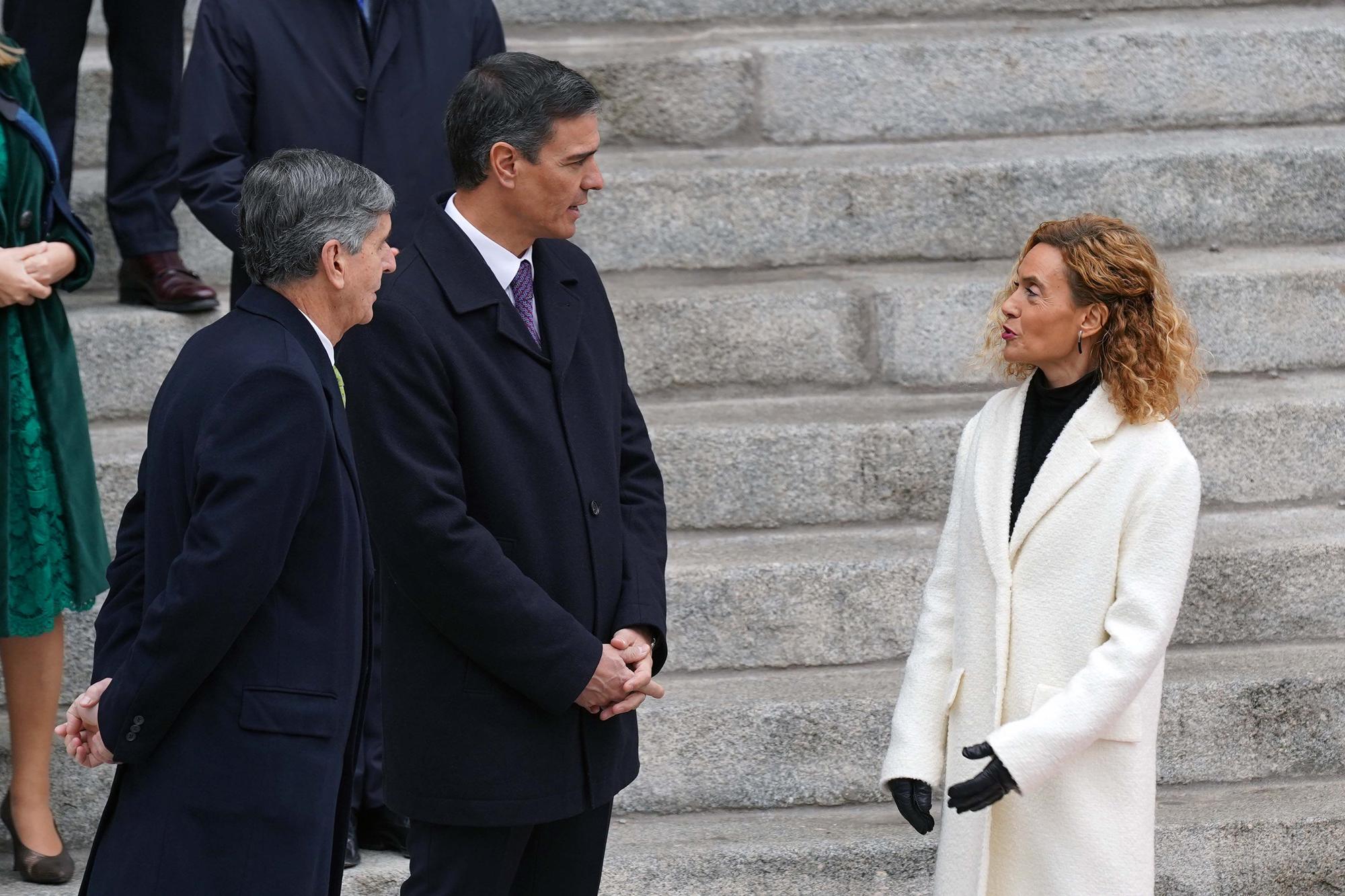 Pedro Sánchez, junto a Meritxell Batet en los homenajes en el Día de la Constitución. DAVID CASTRO