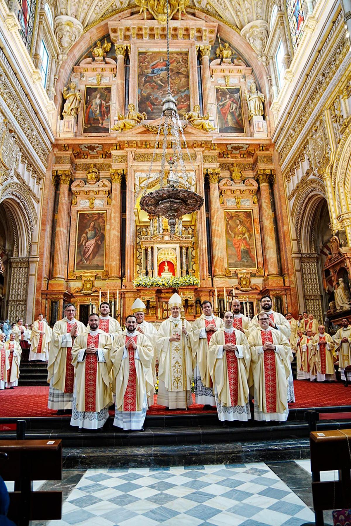 El Obispo de Córdoba, junto al Obispo emérito y los nuevos diáconos.