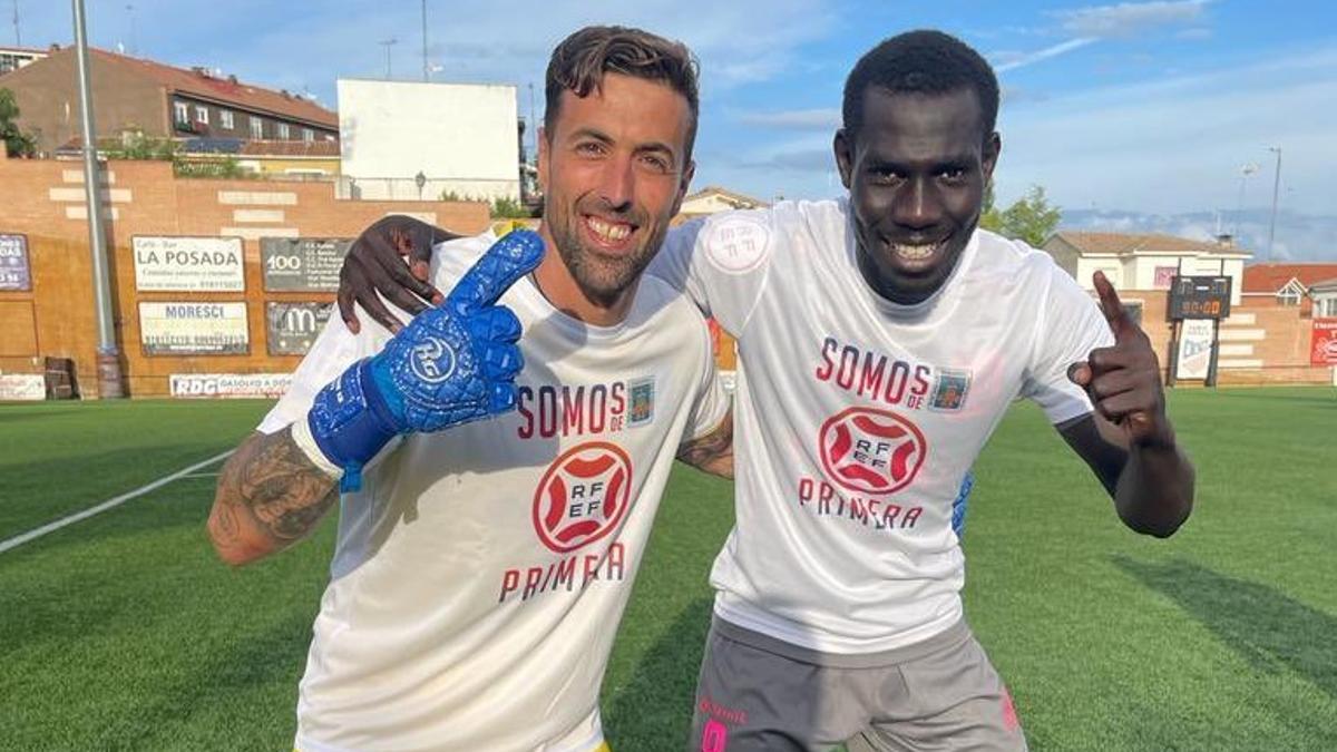 Fran Dorronsoro y Moustapha Gning, celebrando el ascenso a Primera RFEF del Tarazona.