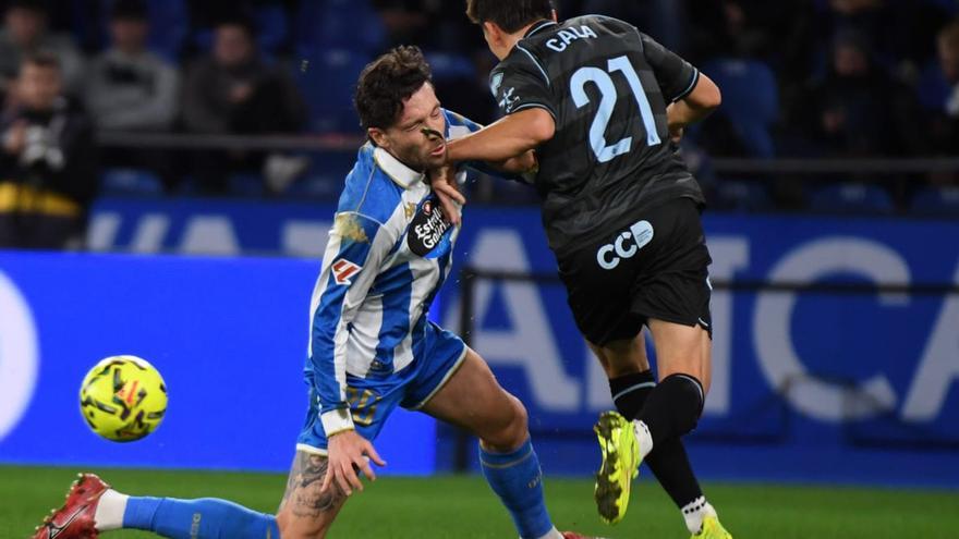 José Ángel va al suelo ante una de las acometidas de Cala en el Deportivo-Castellón de anoche. |  Carlos Pardellas