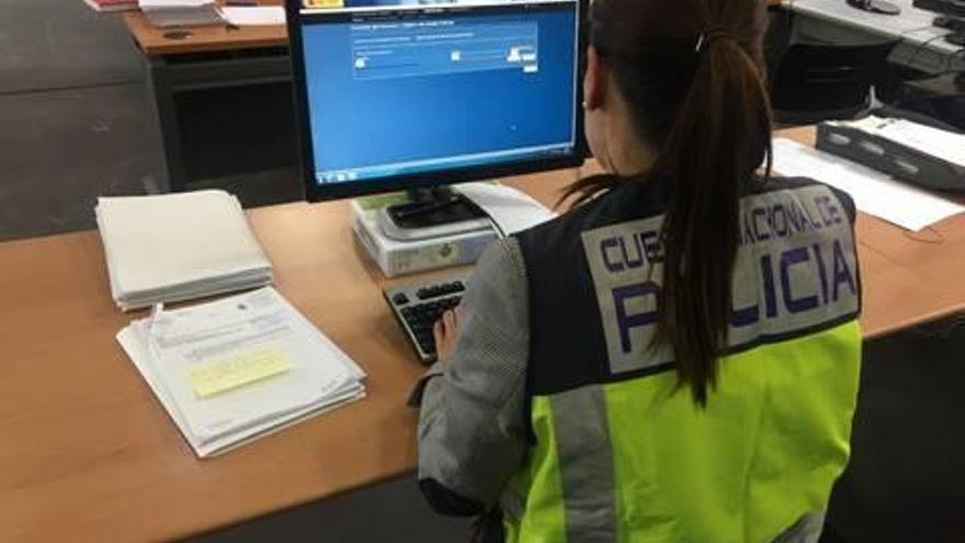 Imagen de archivo de una policía investigando estafas.