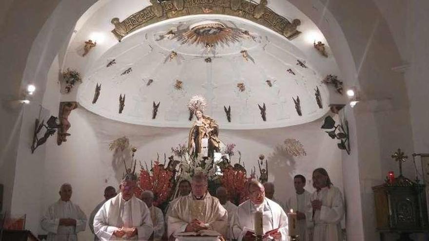 Juan Antonio Menéndez durante su visita pastoral a la Virgen del Carmen.