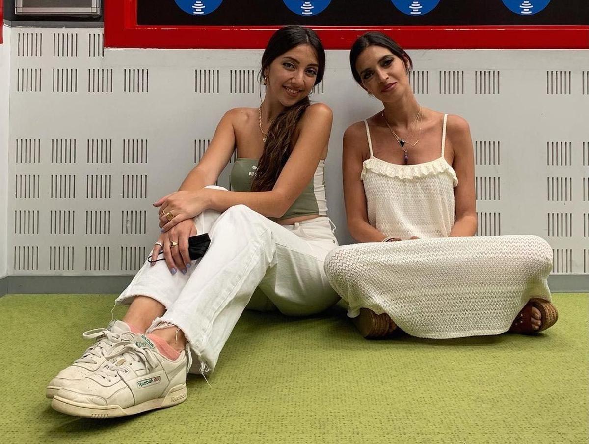Sara Carbonero con vestido boho de SlowLove y la artista Lucía Fernanda en Radio Marca