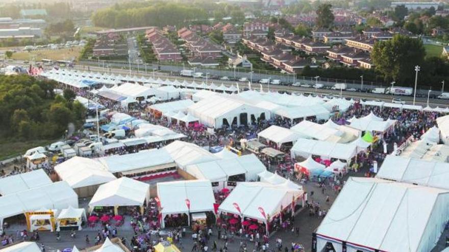 Sobre estas líneas, aspecto general del recinto en el que este año se celebra la vigésima cuarta edición de la «Semana negra» de Gijón.