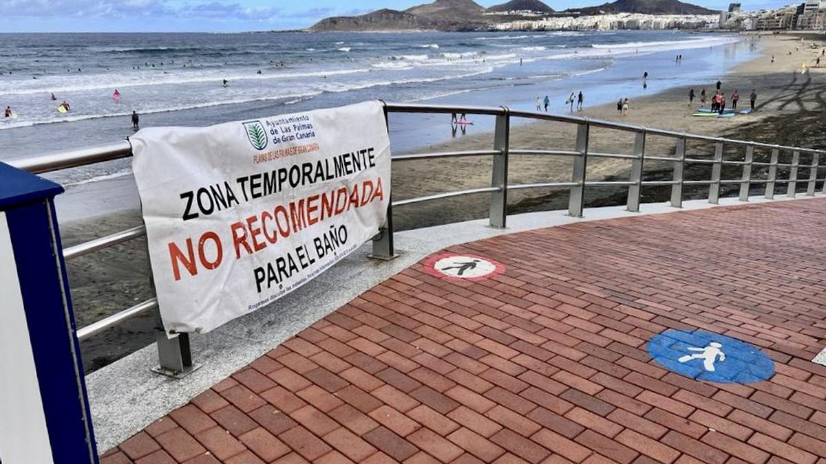 Imagen del cartel colocado por la Concejalía de Ciudad de Mar en la rampa de acceso a la playa de Las Canteras, en Las Palmas de Gran Canaria.